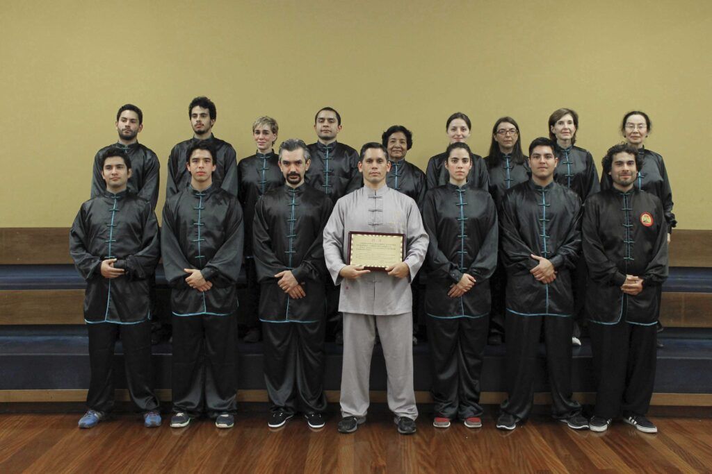 Paul Jimenez junto a referentes de su escuela