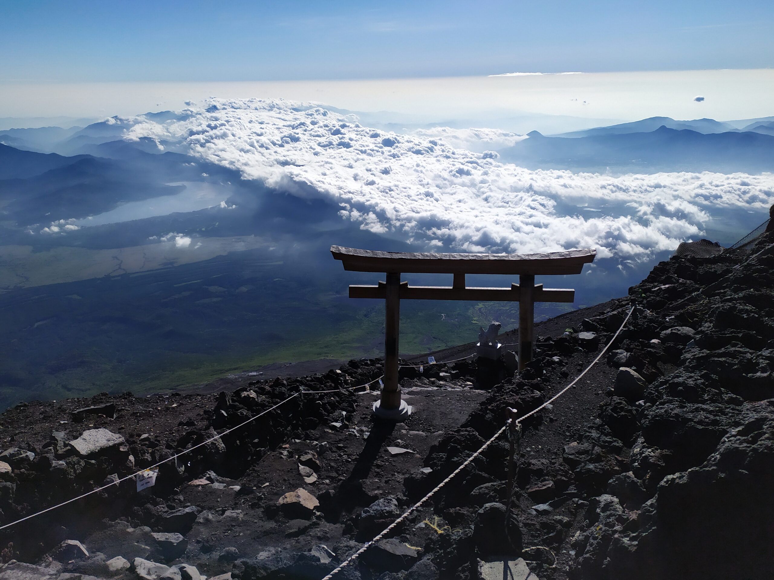 torii en la cima del monte fuji